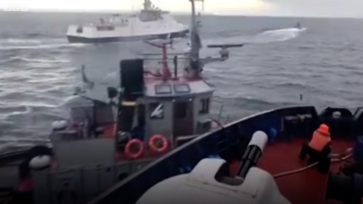 З початку конфлікту українська сторона заявляла, що на захоплених росіянами кораблях перебувало 23 людини, тоді як російські медіа з посиланням на главу Криму Аксьонова писали про 24 затриманих