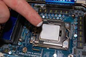 Акуратно змонтуйте радіатор на місце і перевірте температуру процесора в BIOS