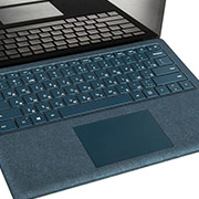 У статтях на англомовних ресурсах оглядачі відзначають, що клавіатура Surface Laptop зручніше, а хід клавіш значно більше, ніж у MacBook Pro 13 2016