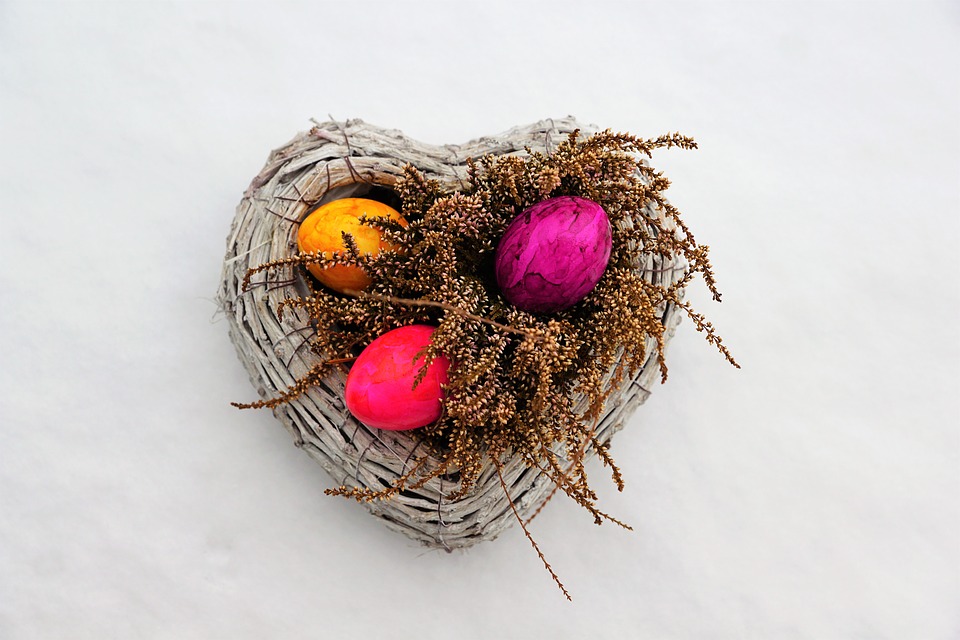 Ключовим елементом недільного бенкету є фарбовані яйця, з яких починається святковий день
